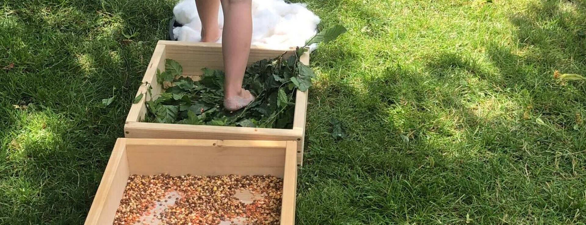 Fortbildung Erzieherin Freiburg Kind erkundet Barfußpfad