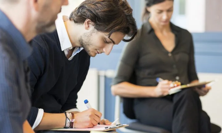 Mediationsausbildung Freiburg Kursteilnehmer macht Notizen