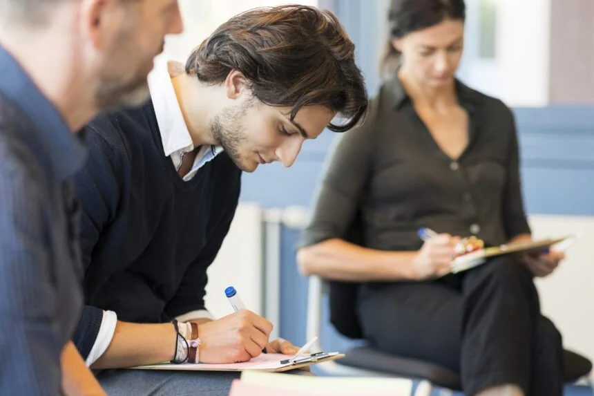 Mediationsausbildung Freiburg Kursteilnehmer macht Notizen